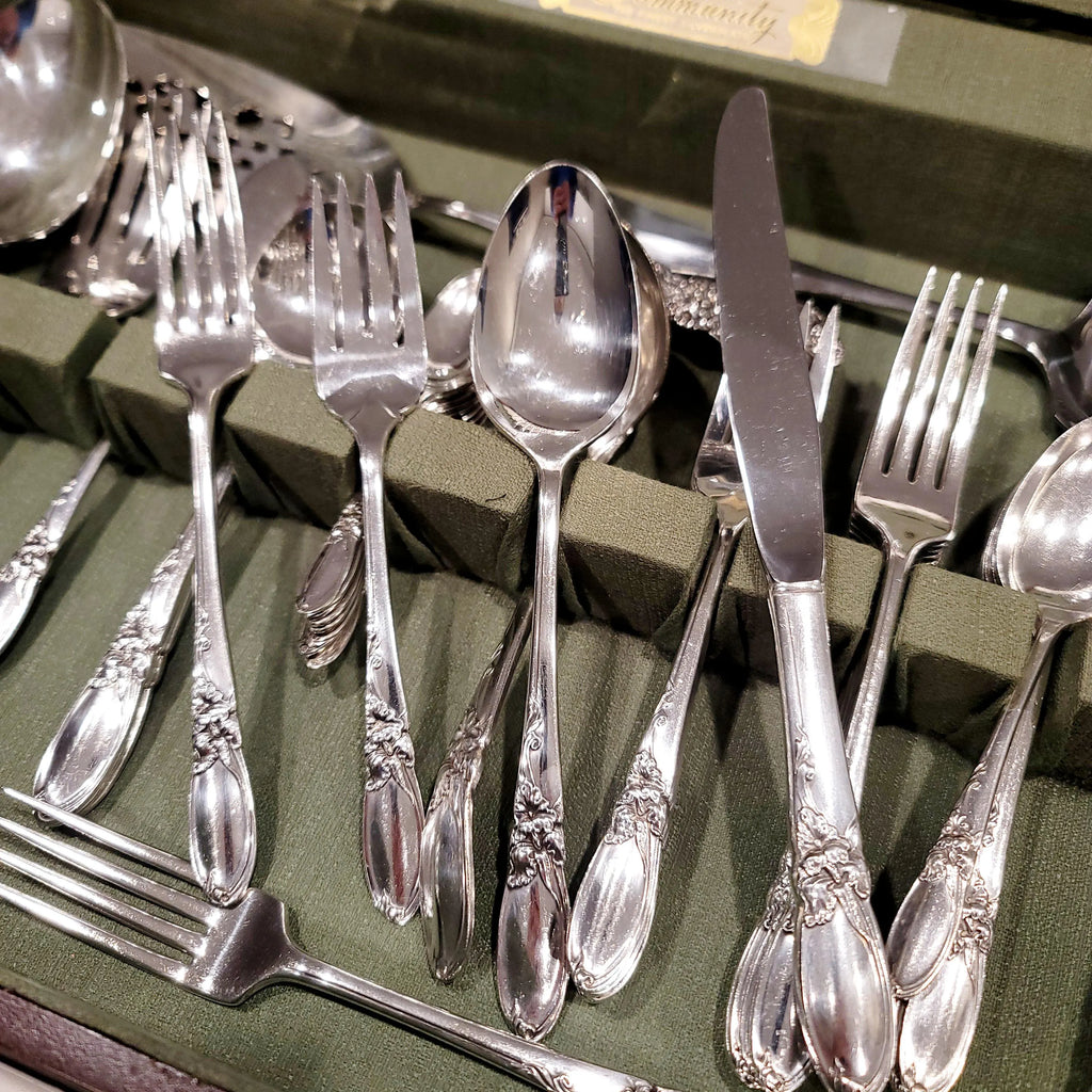 Vintage Community Silverplate Flatware Set “White Orchid” 1953 Pattern – 58 Pcs w/ Wooden Chest – Elegant Floral Design No.DS057