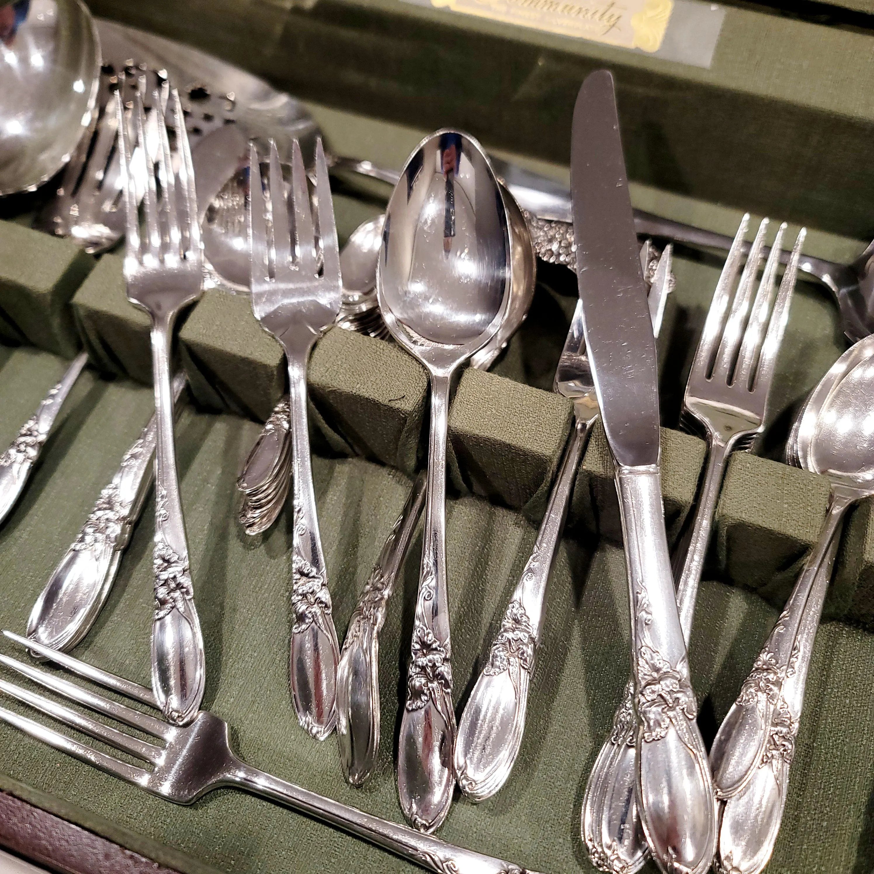Vintage Community Silverplate Flatware Set “White Orchid” 1953 Pattern – 58 Pcs w/ Wooden Chest – Elegant Floral Design No.DS057