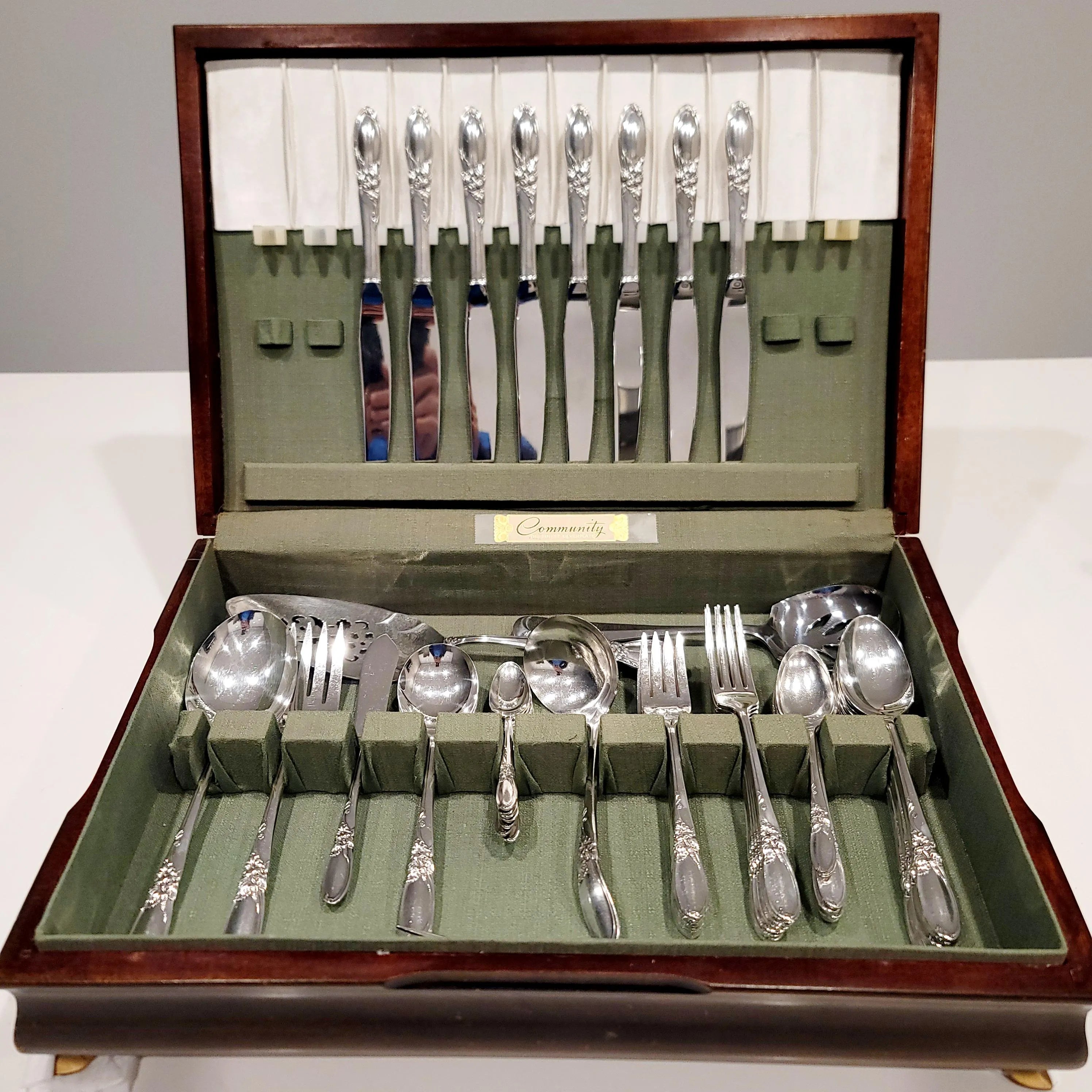 Vintage Community Silverplate Flatware Set “White Orchid” 1953 Pattern – 58 Pcs w/ Wooden Chest – Elegant Floral Design No.DS057