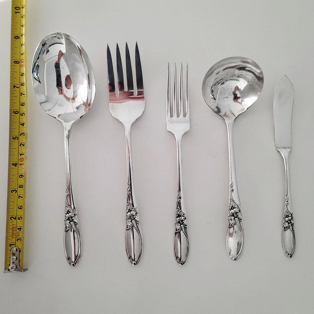 Vintage Community Silverplate Flatware Set “White Orchid” 1953 Pattern – 58 Pcs w/ Wooden Chest – Elegant Floral Design No.DS057