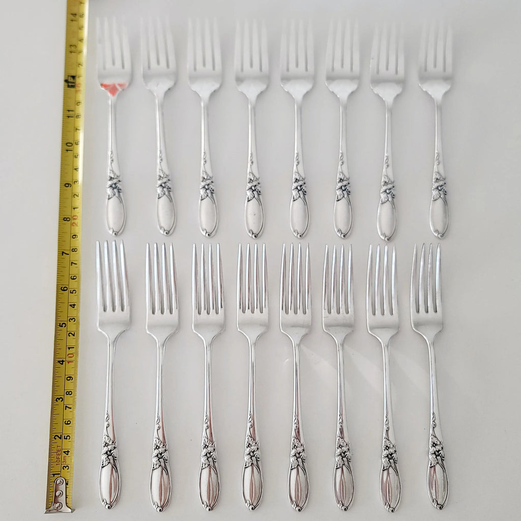 Vintage Community Silverplate Flatware Set “White Orchid” 1953 Pattern – 58 Pcs w/ Wooden Chest – Elegant Floral Design No.DS057